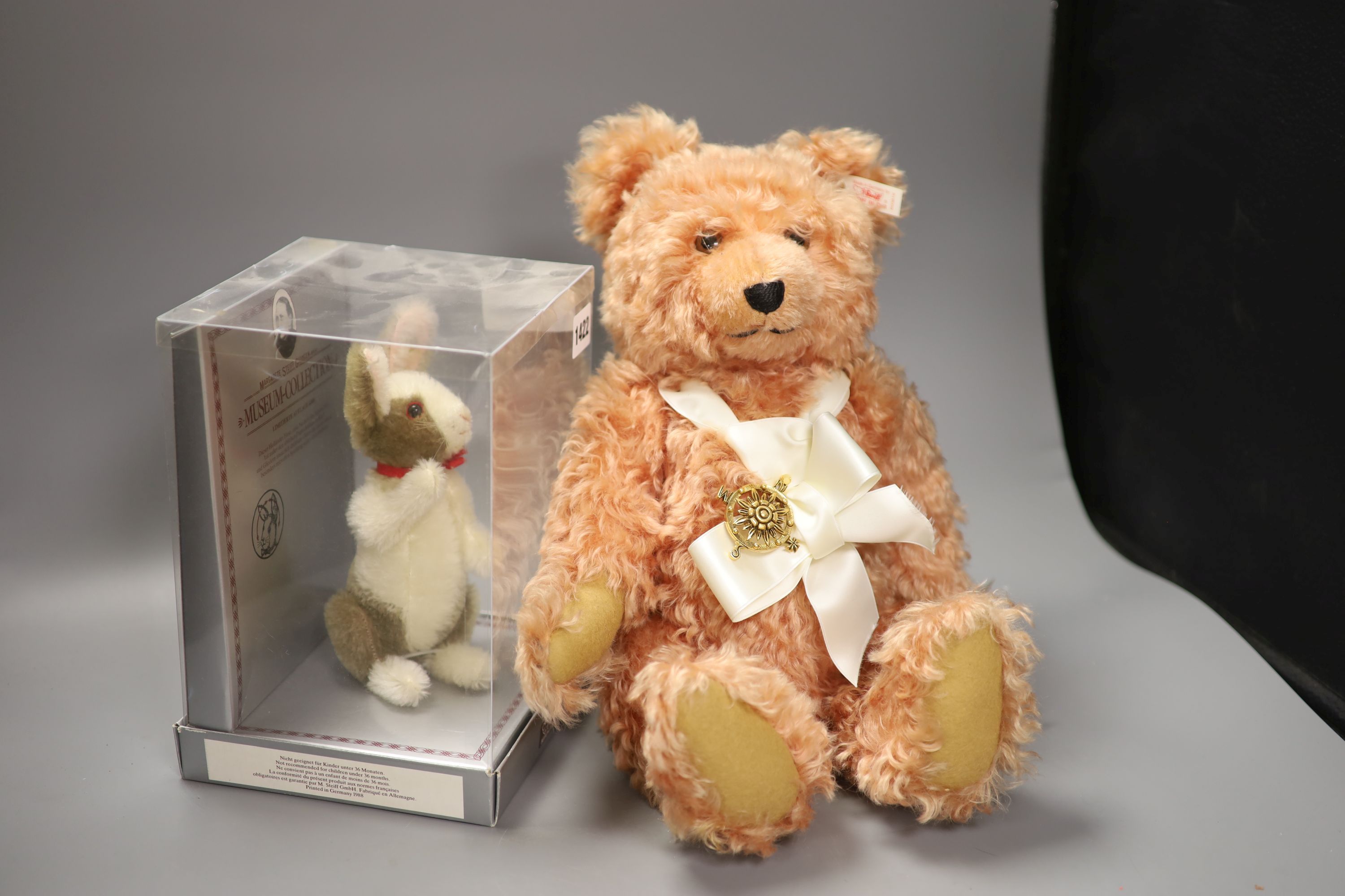 Steiff Compass Rose US limited edition, box and certificate, Steiff Museum collectable replica rabbit, box (2)